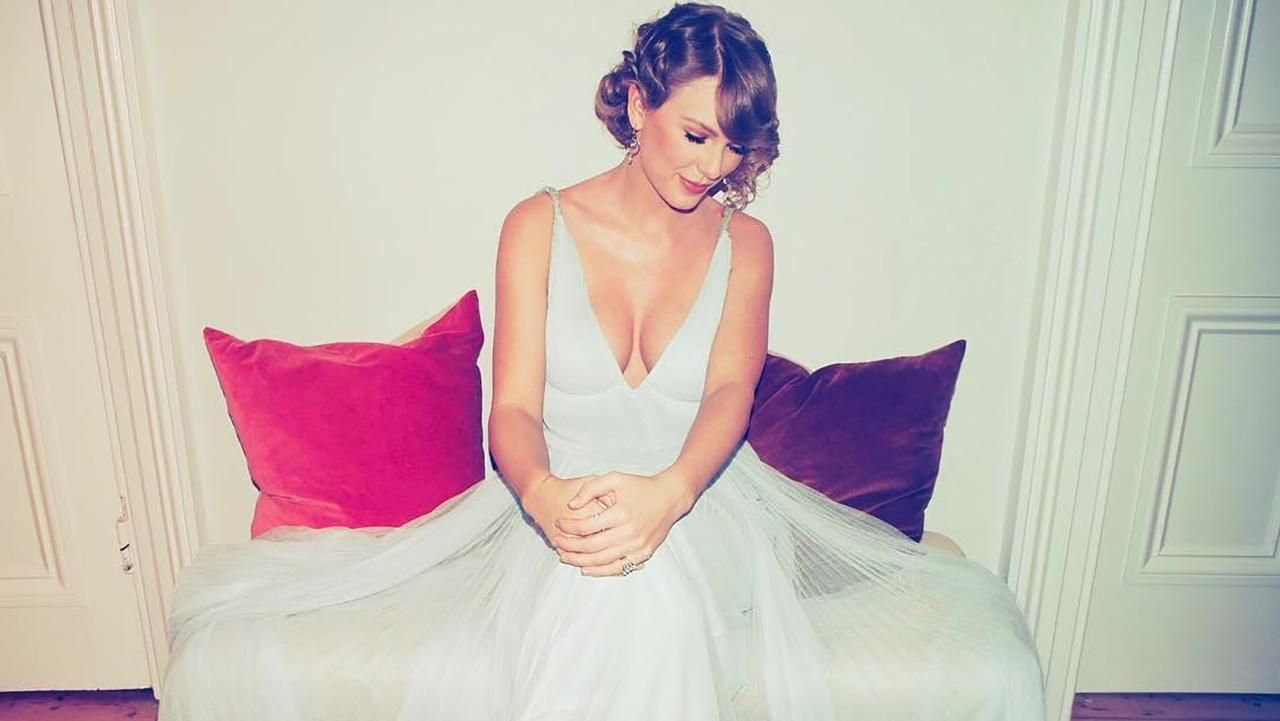 Замість Греммі: Тейлор Свіфт пропустила церемонію та відправилась у Лондон з коханим Замість Греммі: Тейлор Свіфт пропустила церемонію та відправилась у Лондон з коханим