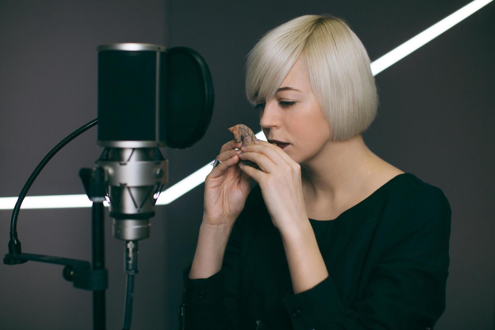 ONUKA зіграла мелодії на глиняних свищиках, яким понад 300 років: відео ONUKA зіграла мелодії на глиняних свищиках, яким понад 300 років: відео