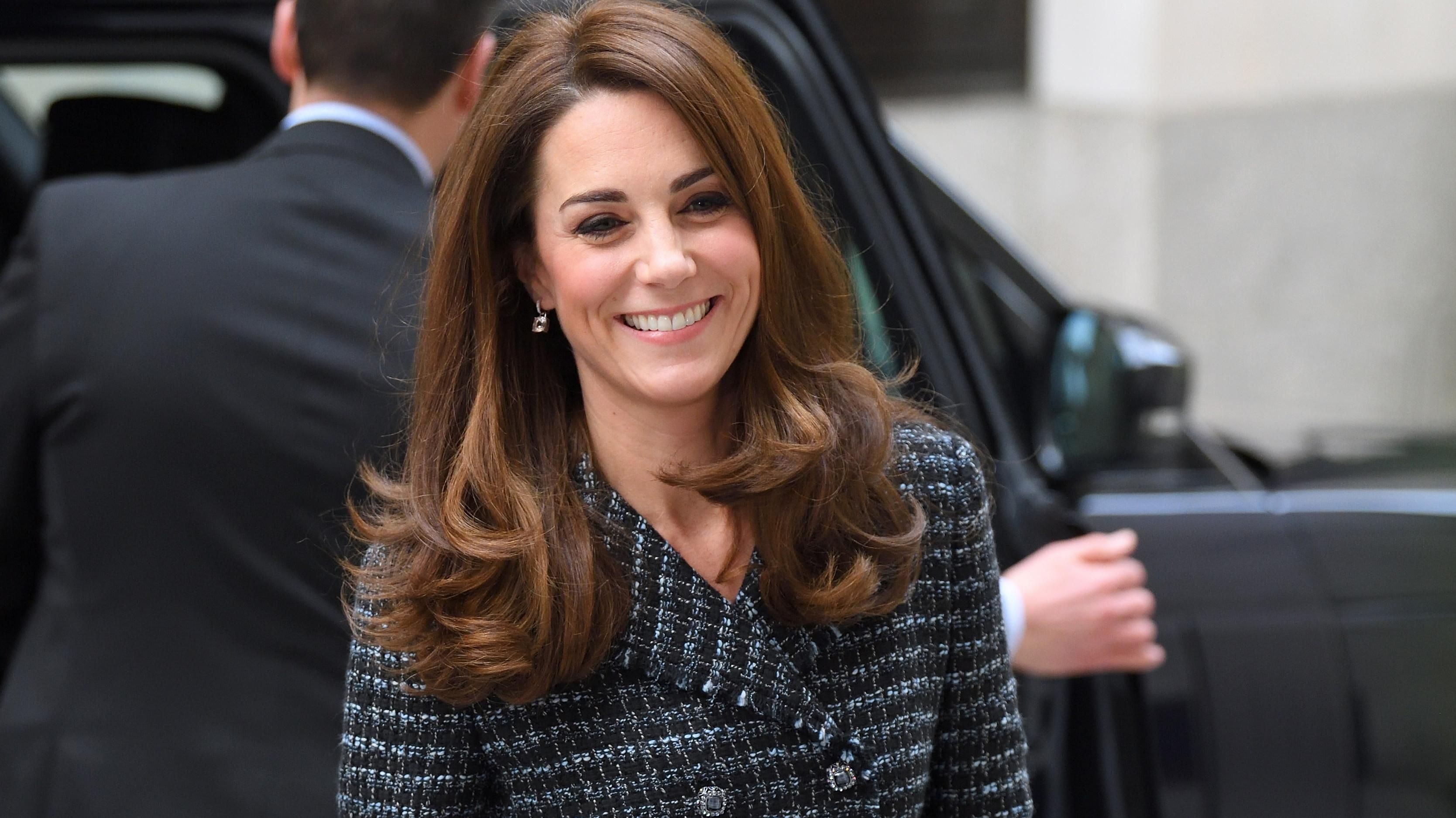 Кейт Миддлтон в тренде: герцогиня засветила стильный твидовый костюм во время визита в Лондон