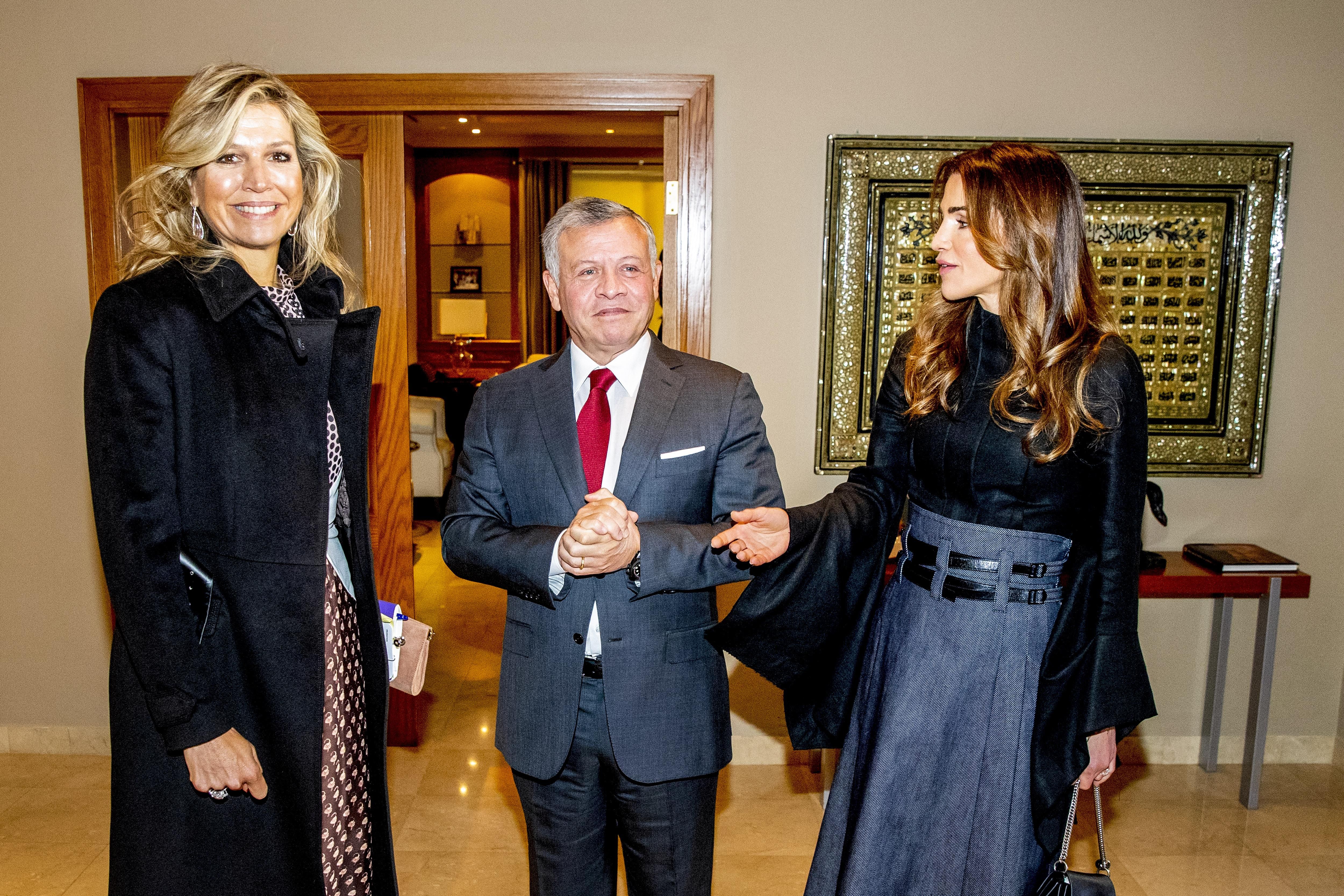 Как носить джинсовую юбку: пример королевы Иордании Как носить джинсовую юбку: пример королевы Иордании