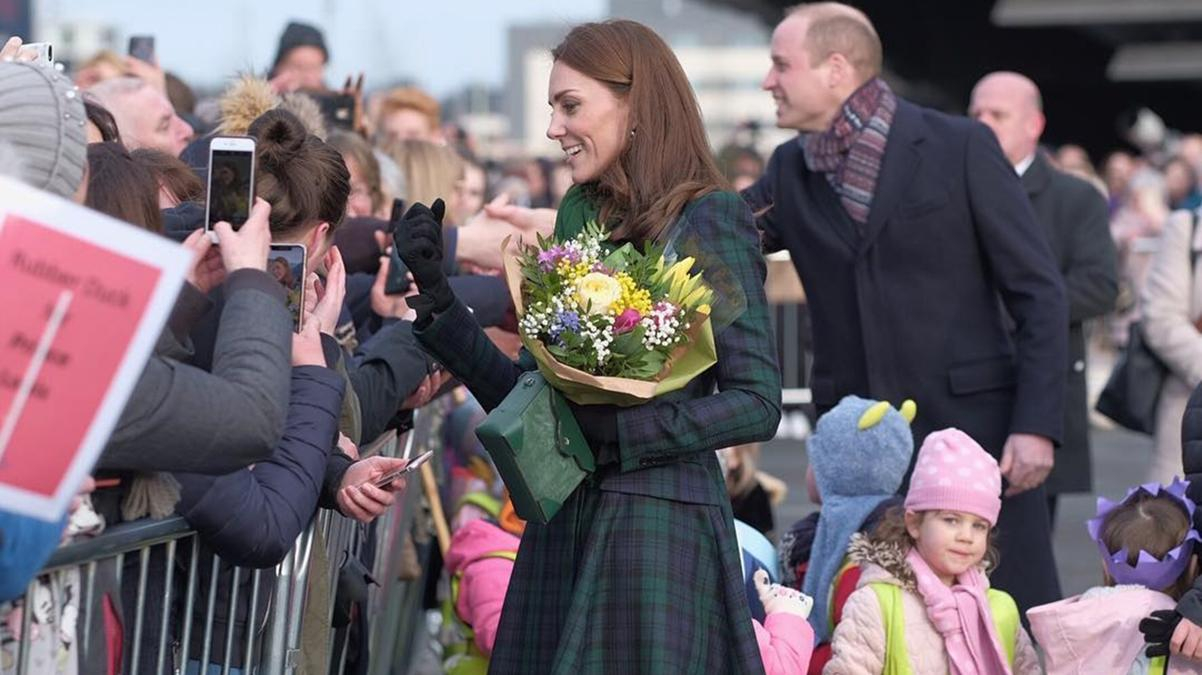 В кроссовках и спортивной куртке: Кейт Миддлтон заметили на прогулке возле Кенсингтона