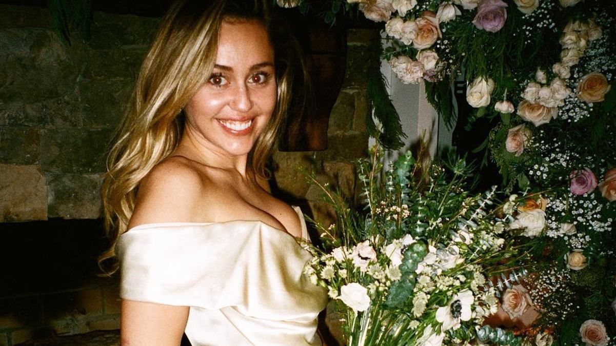 В ніжній шовковій сукні: Майлі Сайрус показала нові фото з таємного весілля В ніжній шовковій сукні: Майлі Сайрус показала нові фото з таємного весілля