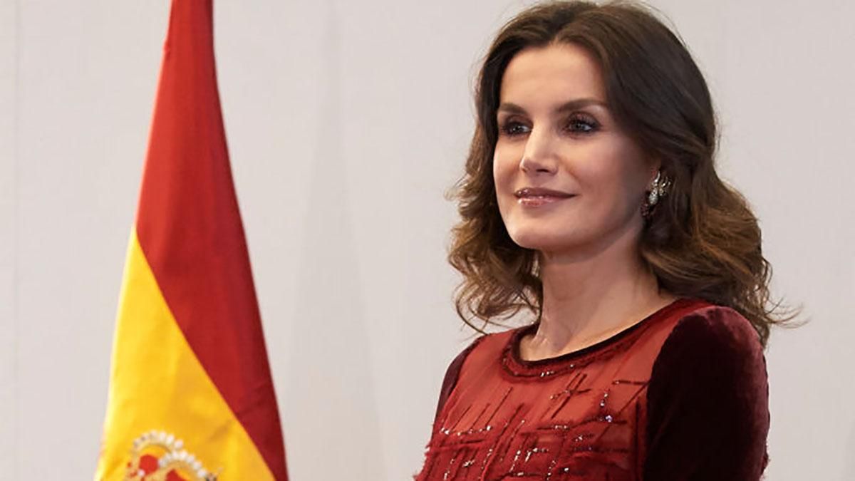 Королева Іспанії підкреслила фігуру елегантною сукнею: чарівні фото 