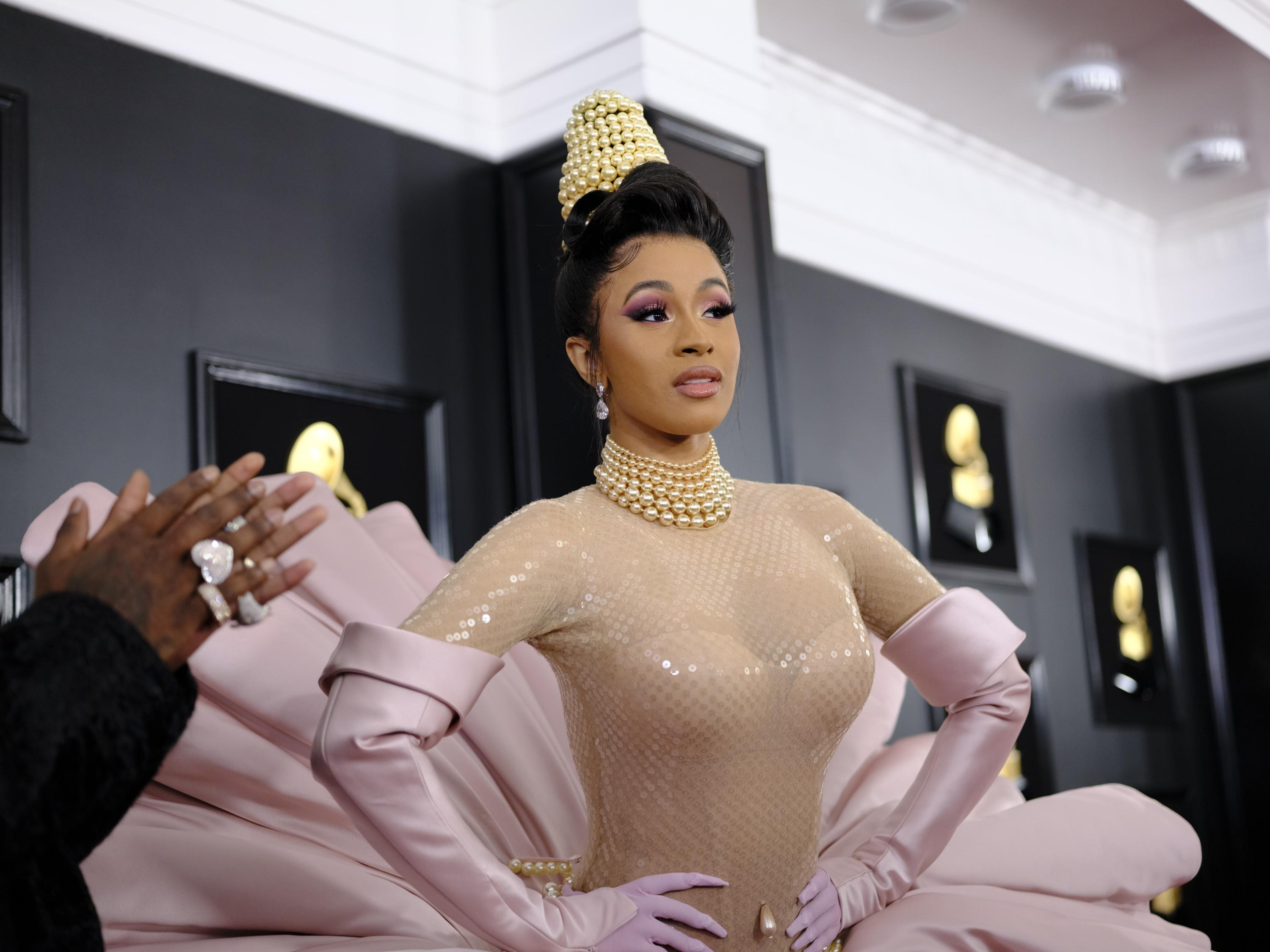 Cardi B сделала пирсинг на лице: фото