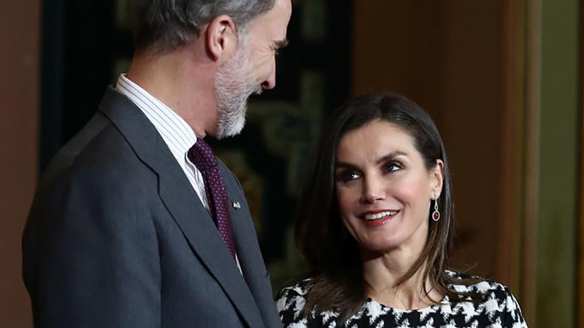 У картатому костюмі та яскравих туфлях: королева Іспанії вразила стильним виходом У картатому костюмі та яскравих туфлях: королева Іспанії вразила стильним виходом