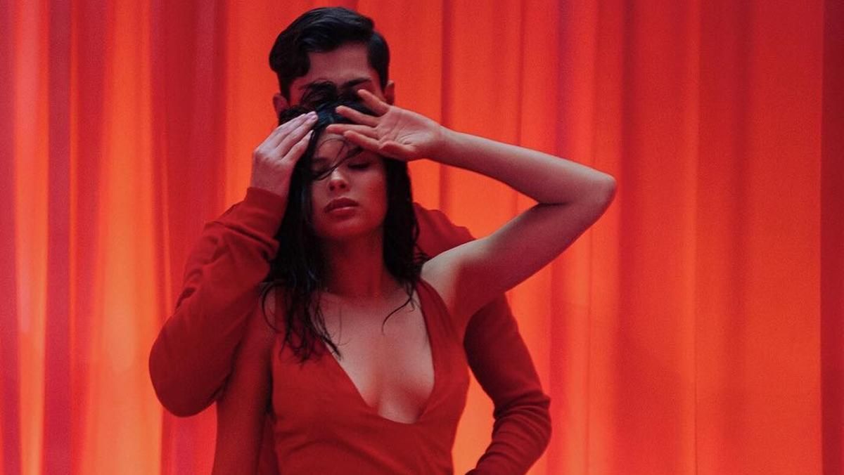 Мишель Андраде страстно станцевала на каблуках: игривое видео Мишель Андраде страстно станцевала на каблуках: игривое видео