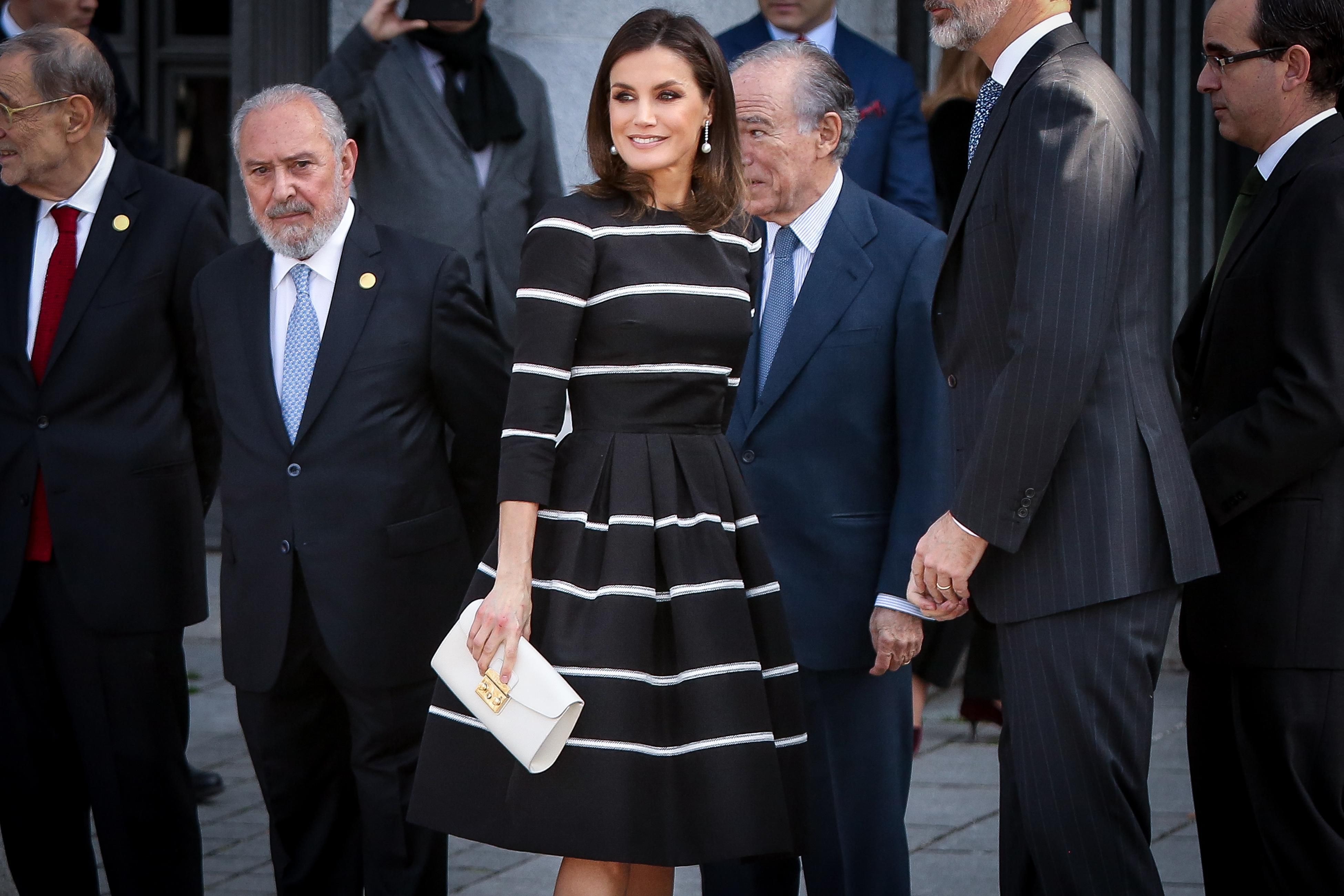 В коктейльном платье и на каблуках: королева Испании очаровала стильным выходом – фото