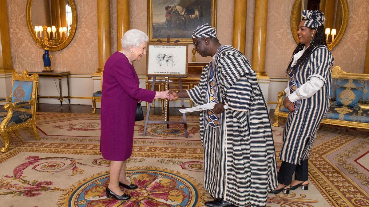 Єлизавета II зачарувала сливовою сукнею на аудієнції з послами Шрі-Ланки: фото Єлизавета II зачарувала сливовою сукнею на аудієнції з послами Шрі-Ланки: фото