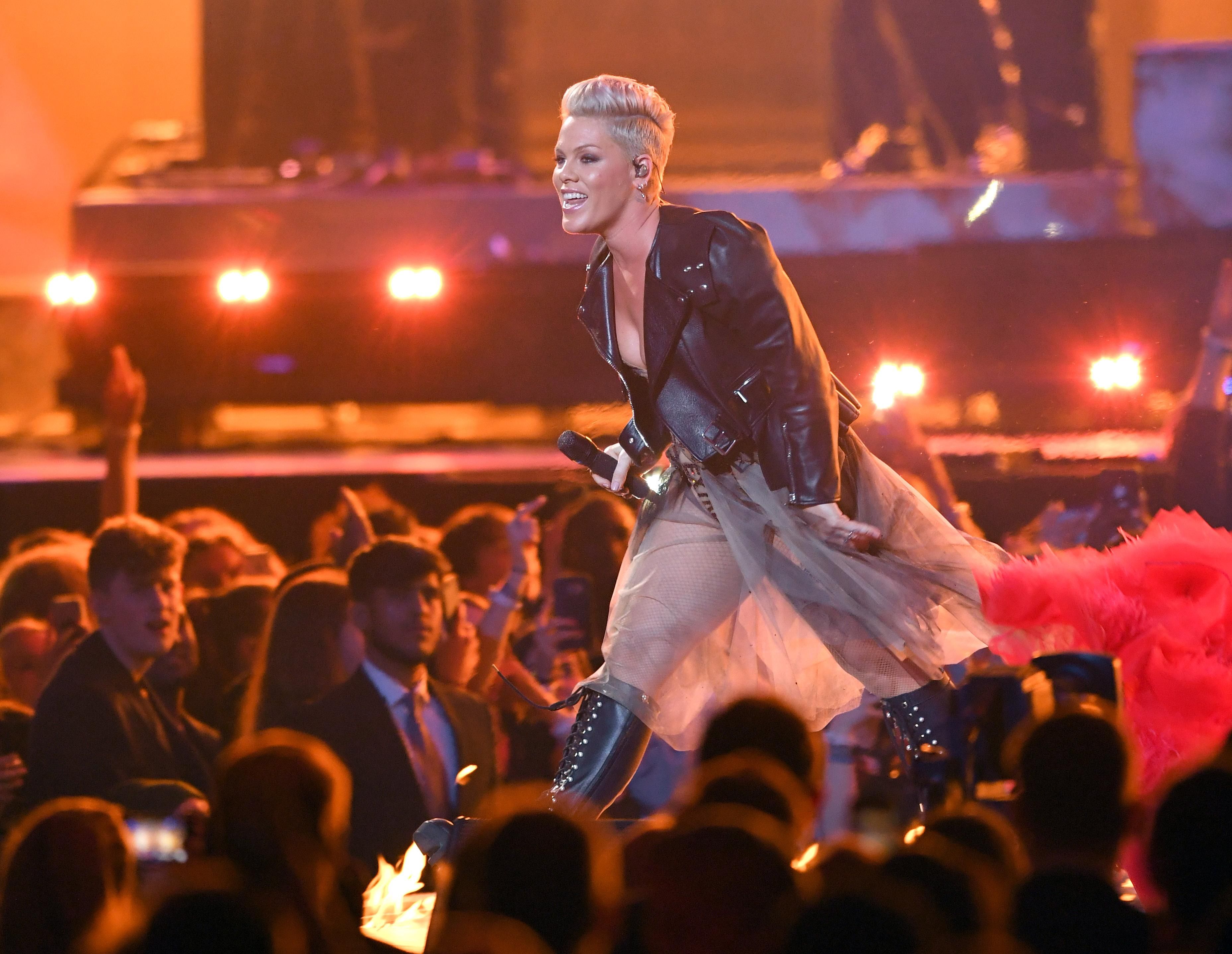 Brit Awards: украинки поставили яркий номер для певицы Pink