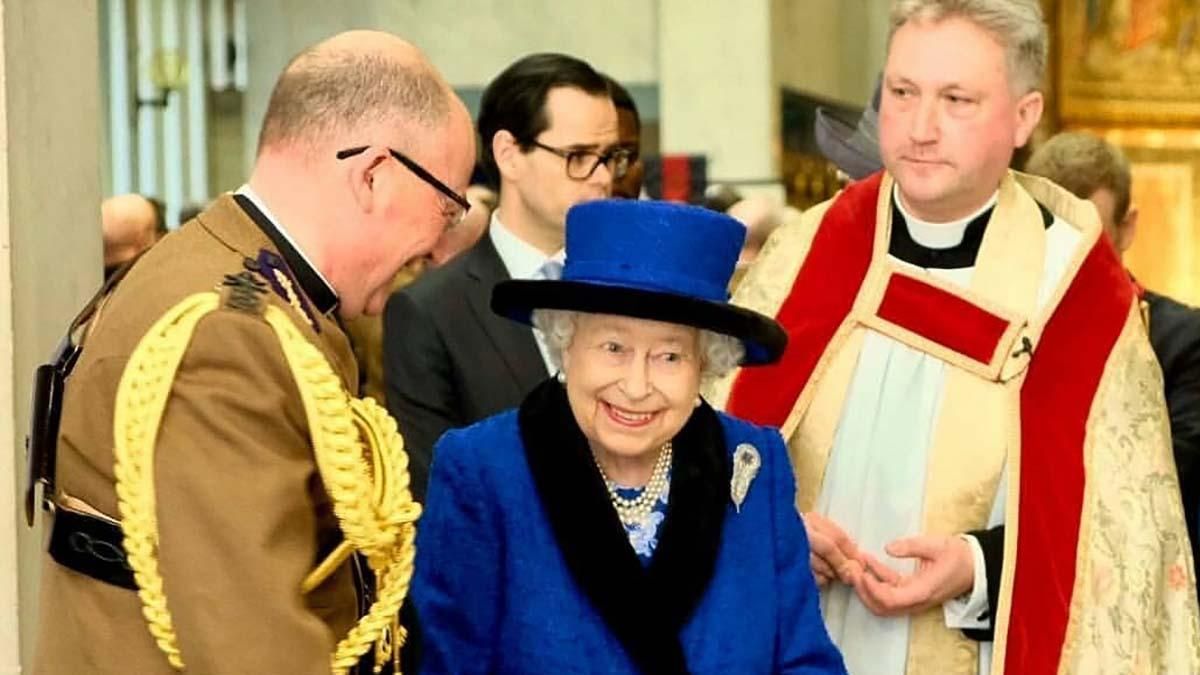 Єлизавета ІІ вразила яскравим вбранням під час публічного виходу: фото
