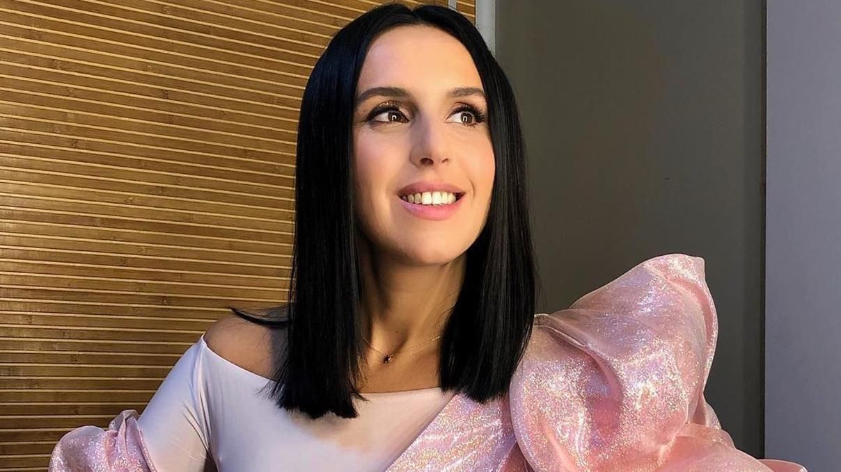 На финале Нацотбора Евровидения-2019 Джамала появилась в роскошном наряде розового цвета