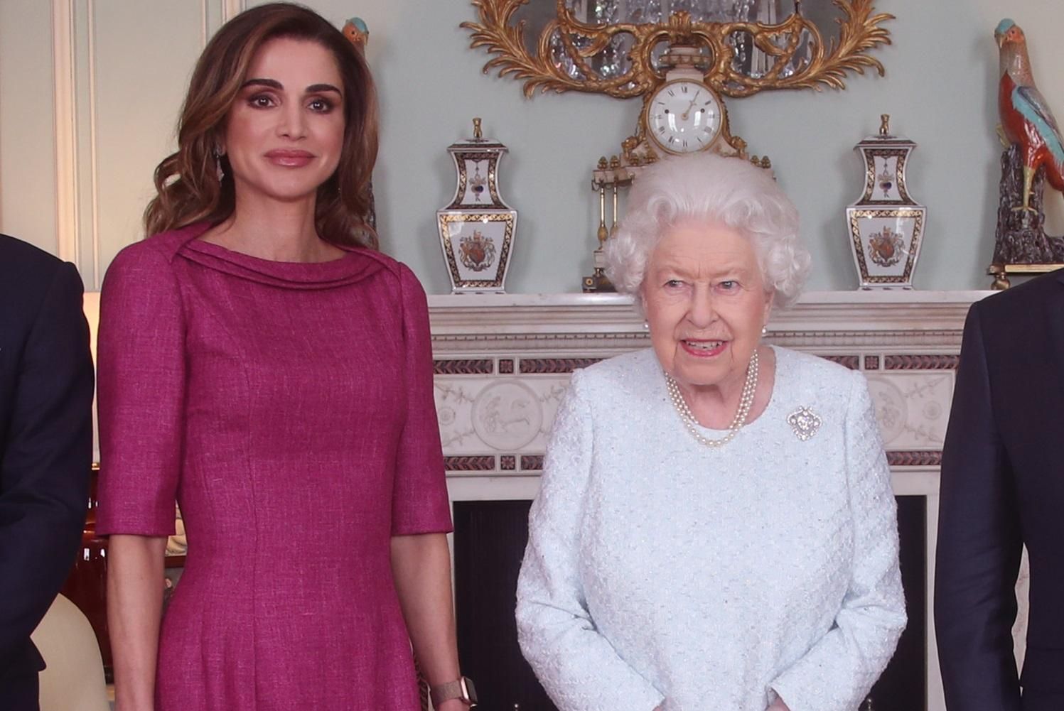 В розовом платье и лавандовых туфлях: королева Иордании встретилась с Елизаветой II – фото