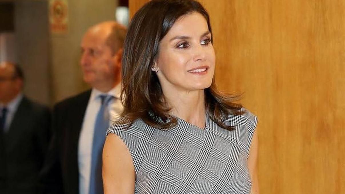 Сукня в трендову клітинку: королева Летиція зачарувала стильним образом Сукня в трендову клітинку: королева Летиція зачарувала стильним образом