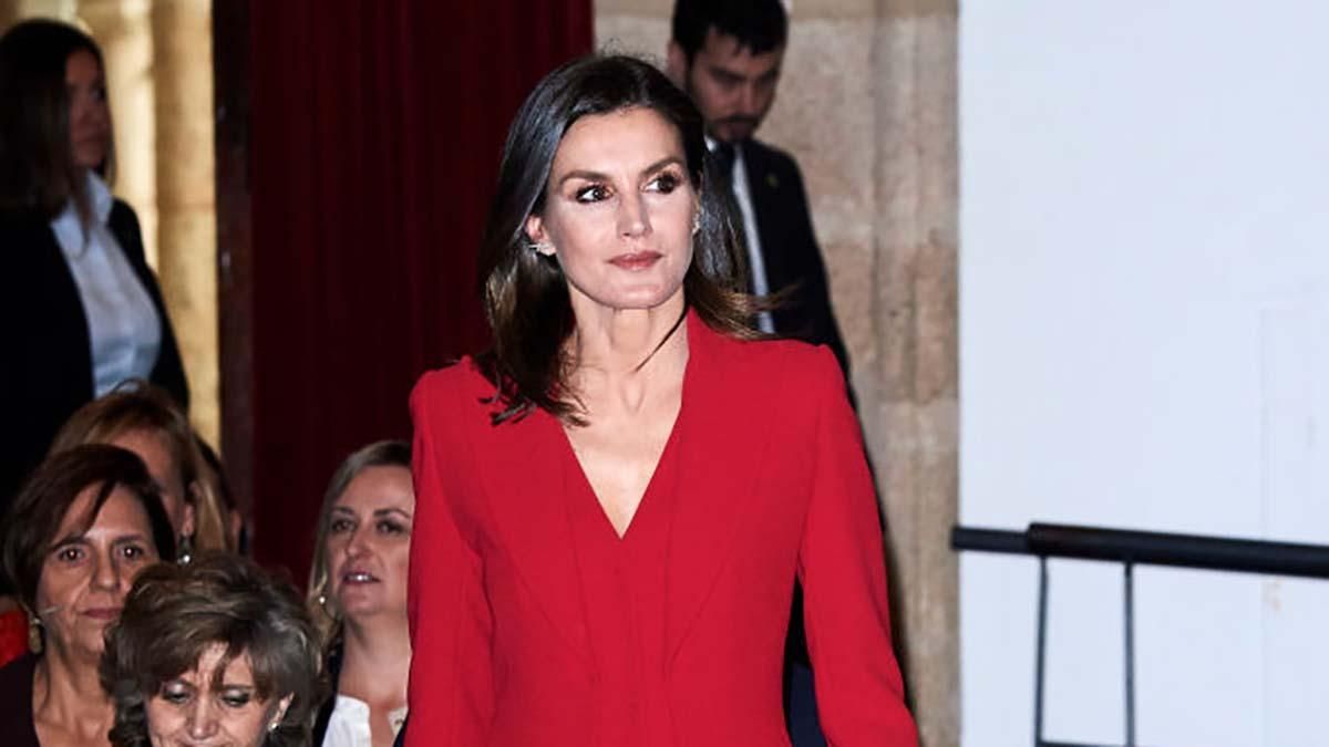 Королева Испании ошеломила стильным нарядом на церемонии вручения премий: фото Королева Испании ошеломила стильным нарядом на церемонии вручения премий: фото