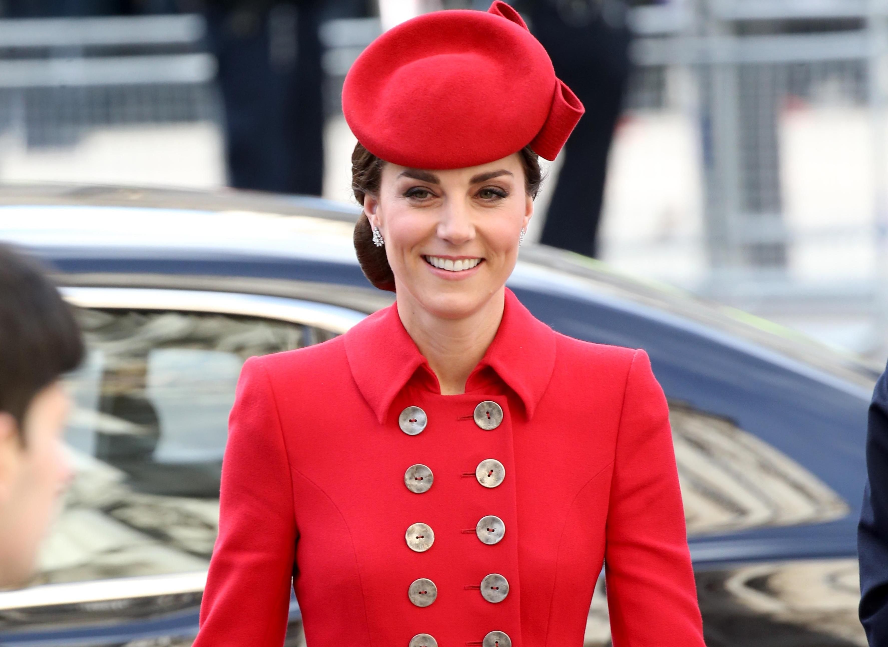 В красном платье-пальто: Кейт Миддлтон поразила ярким выходом в Лондоне – фото