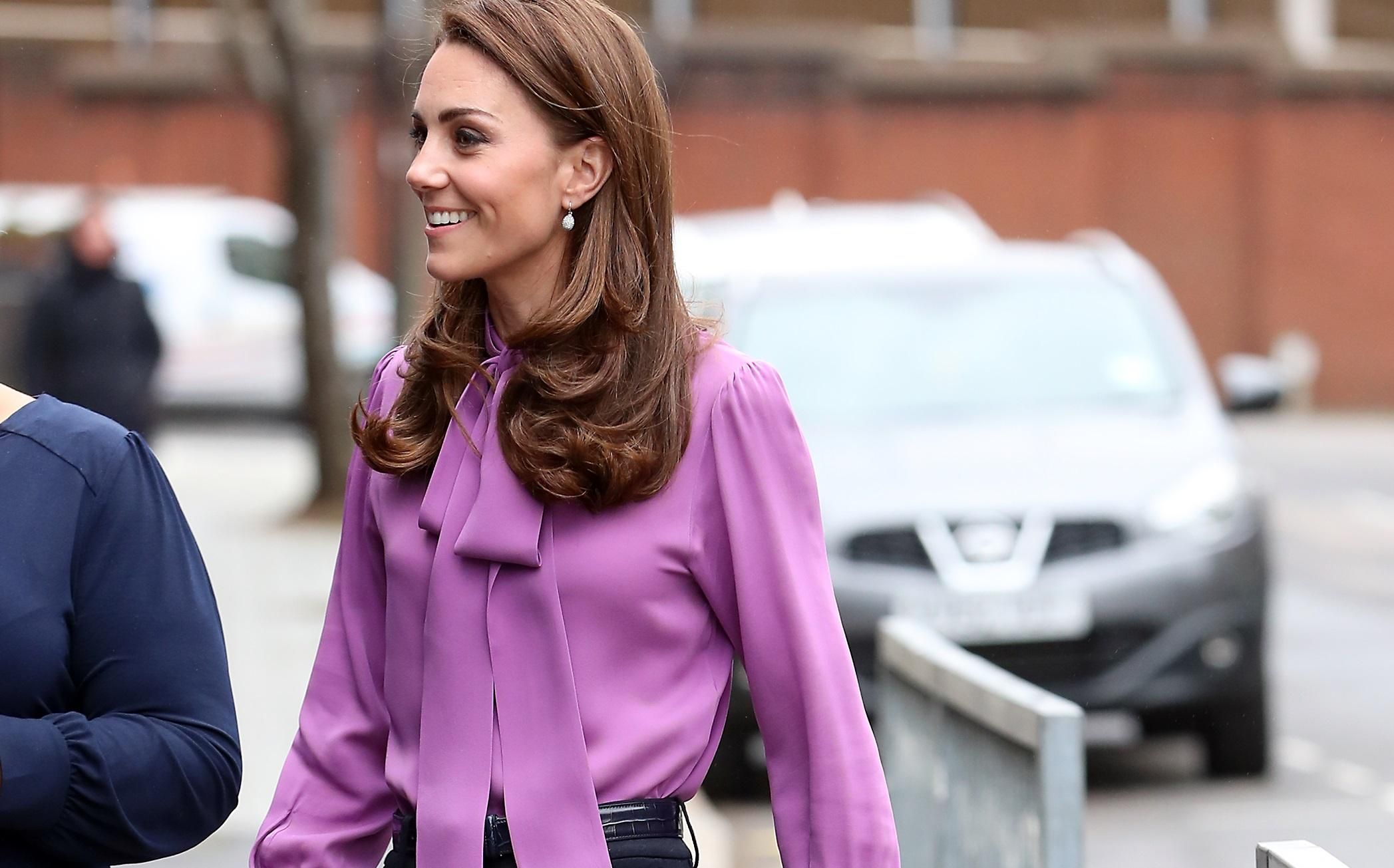 В штанах і бузковій блузі: Кейт Міддлтон приголомшила яскравим виходом В штанах і бузковій блузі: Кейт Міддлтон приголомшила яскравим виходом