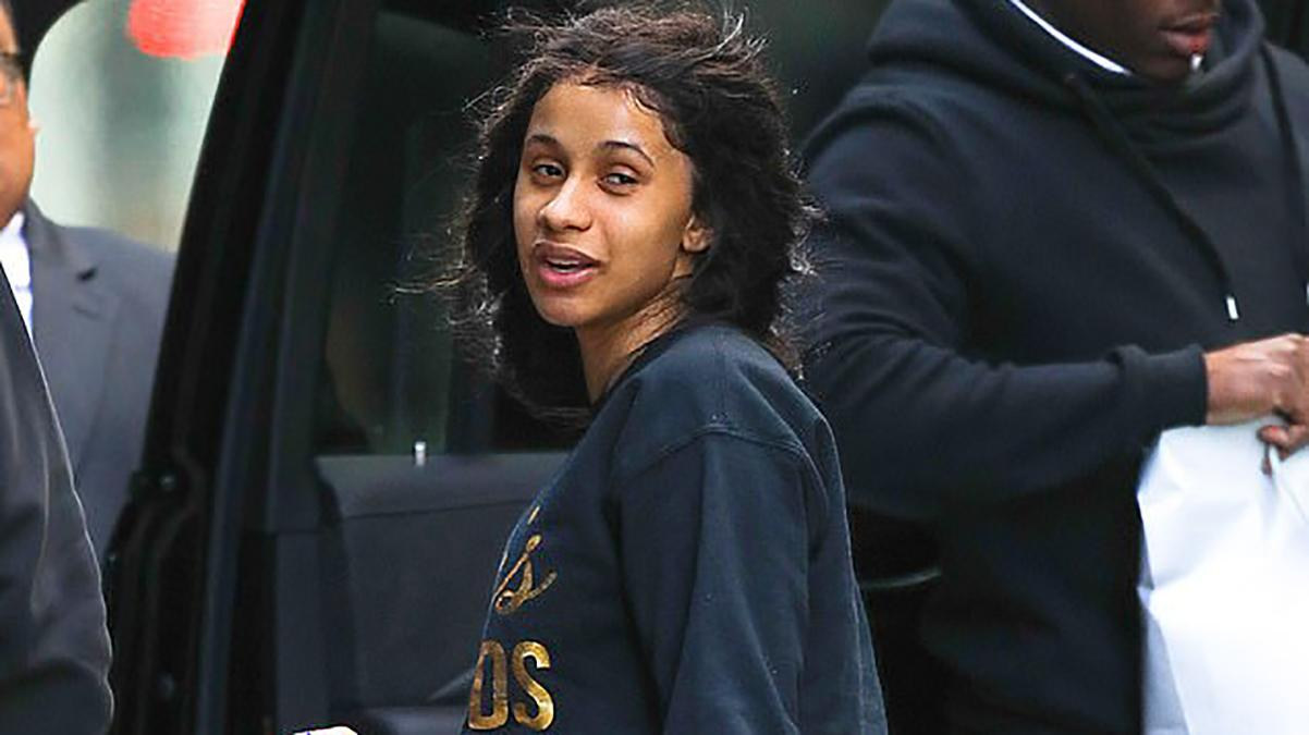 Как подросток: эпатажную певицу Cardi B поймали на публике без макияжа