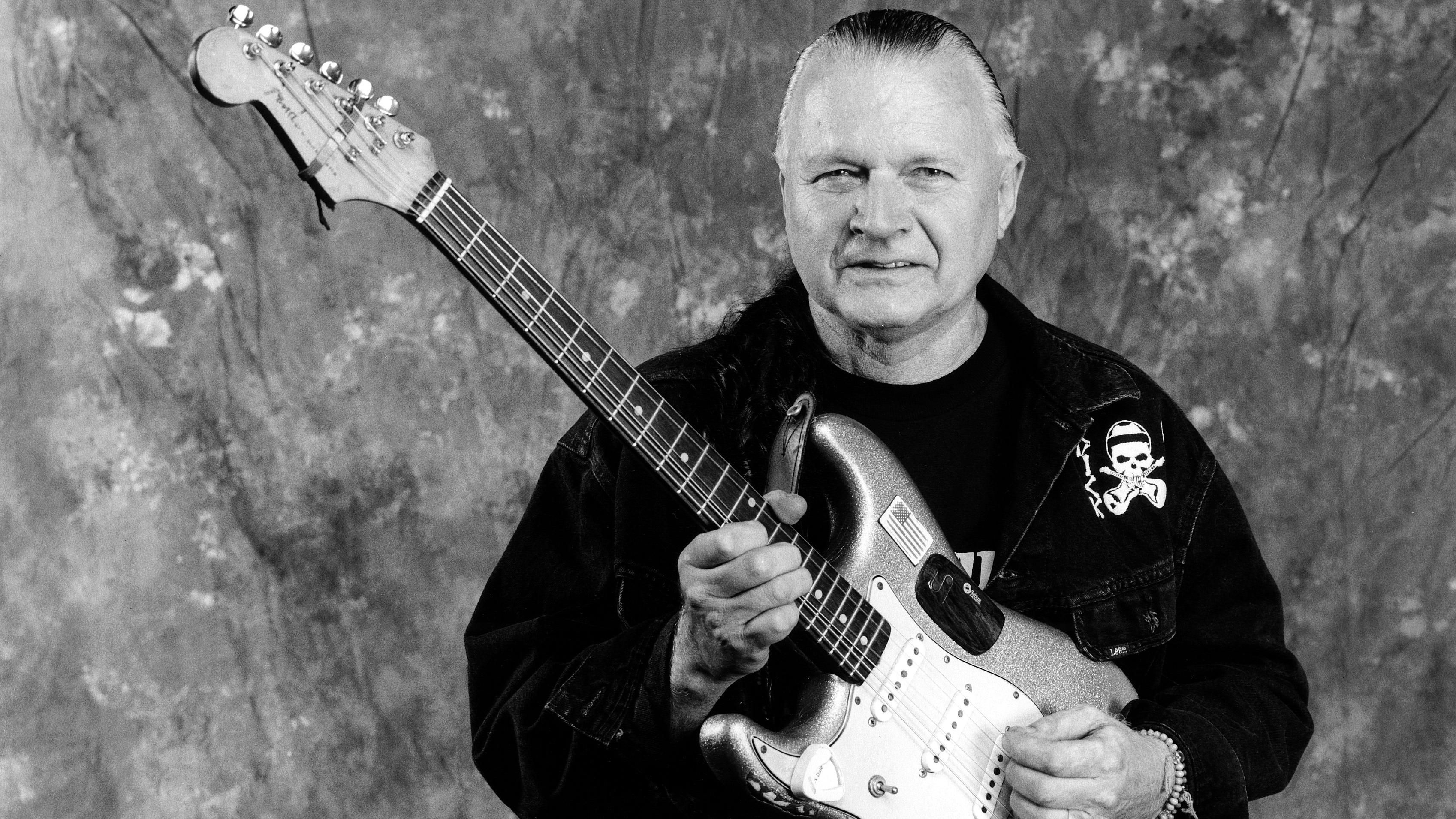 Помер Дік Дейл – автор музики до фільму "Кримінальне чтиво" Помер Дік Дейл – автор музики до фільму "Кримінальне чтиво"