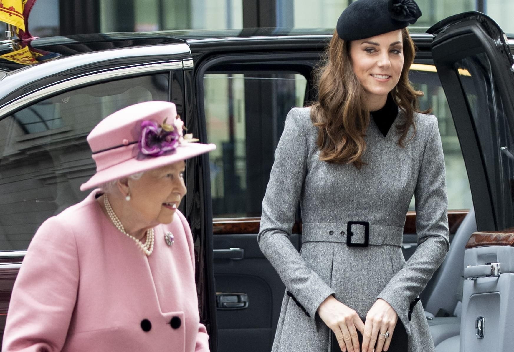 Кейт Миддлтон и Елизавета II впервые вышли в свет вдвоем: фото Кейт Миддлтон и Елизавета II впервые вышли в свет вдвоем: фото