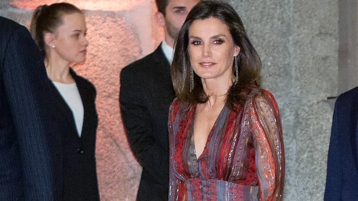 Королева Летиція вразила виходом у сукні в стилі "бохо" з глибоким декольте Королева Летиція вразила виходом у сукні в стилі "бохо" з глибоким декольте