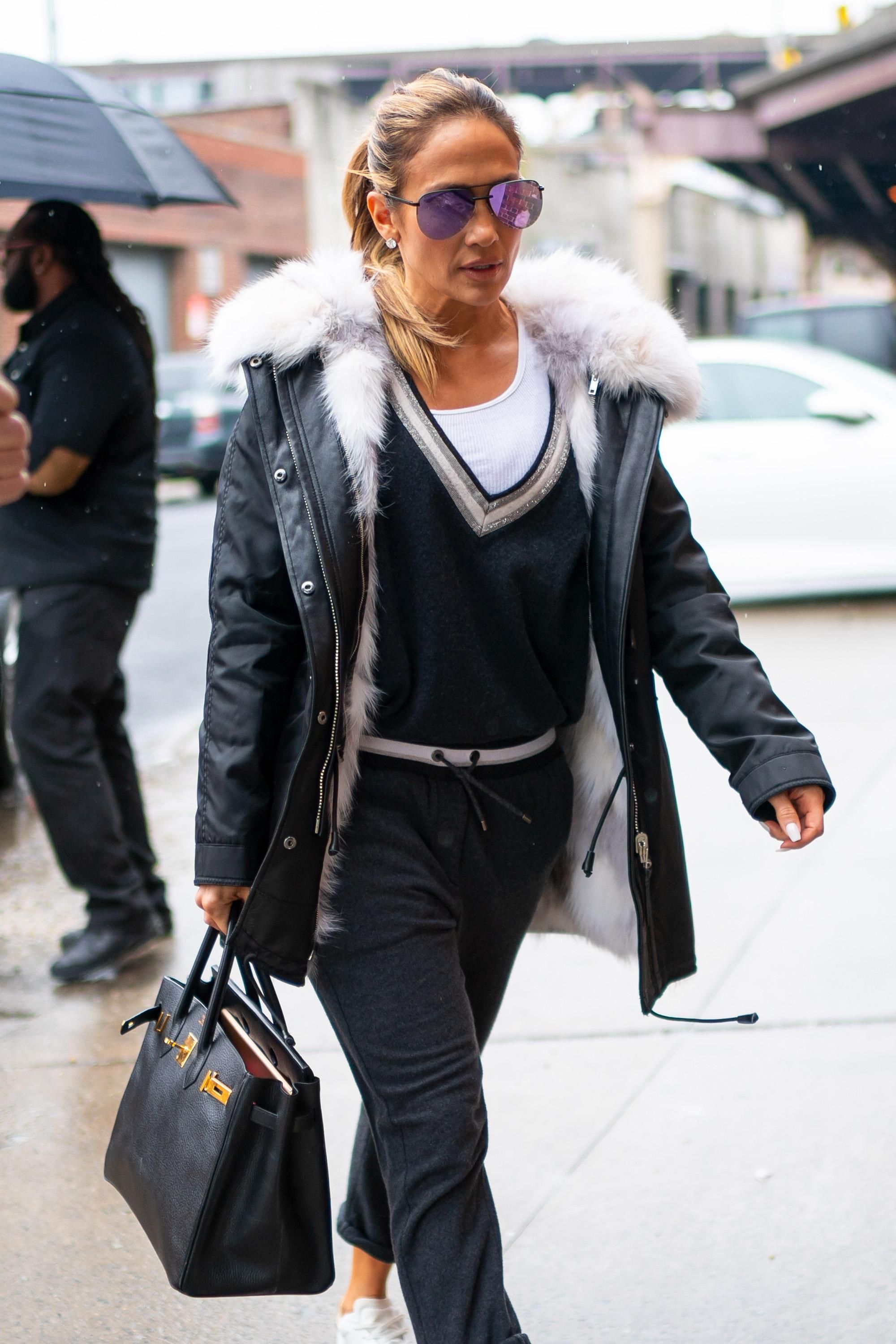 Спортивний шик: Дженніфер Лопес показала стильний вуличний образ Спортивний шик: Дженніфер Лопес показала стильний вуличний образ