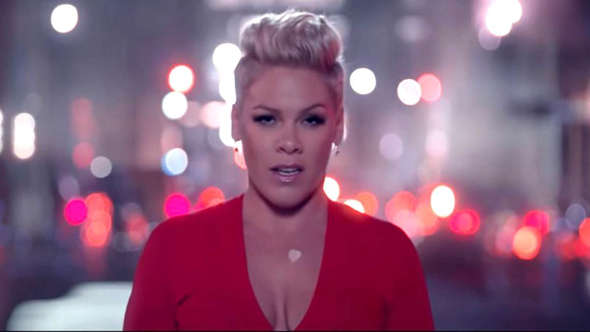 У звабливій сукні та з примарним танцівником: співачка Пінк презентувала ефектний кліп У звабливій сукні та з примарним танцівником: співачка Пінк презентувала ефектний кліп