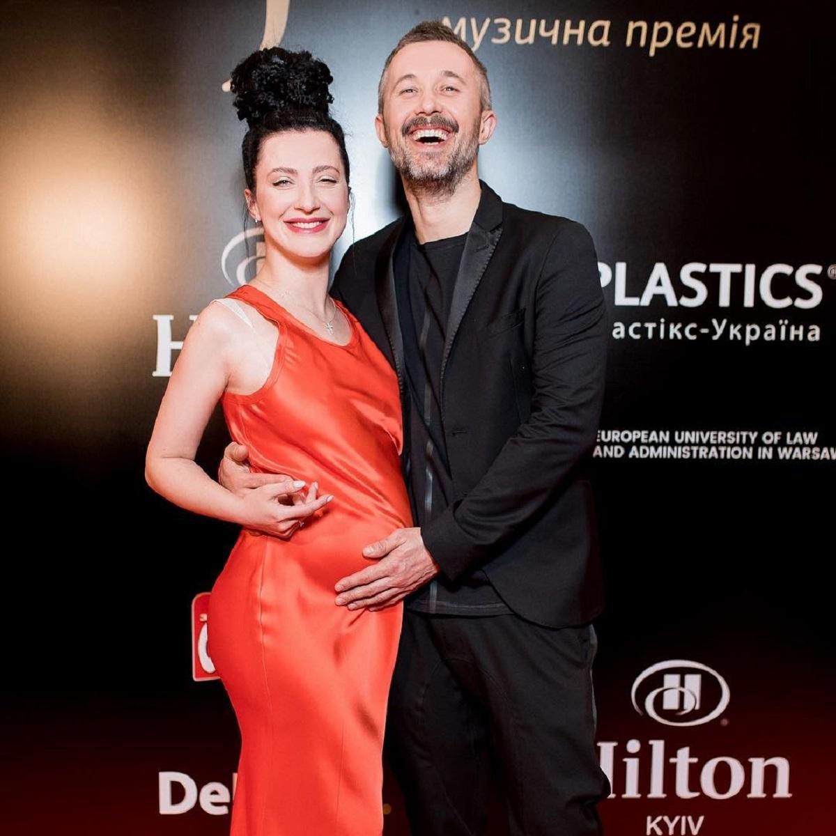 Сергій Бабкін вийшов на червону доріжку з вагітною дружиною: щасливі фото