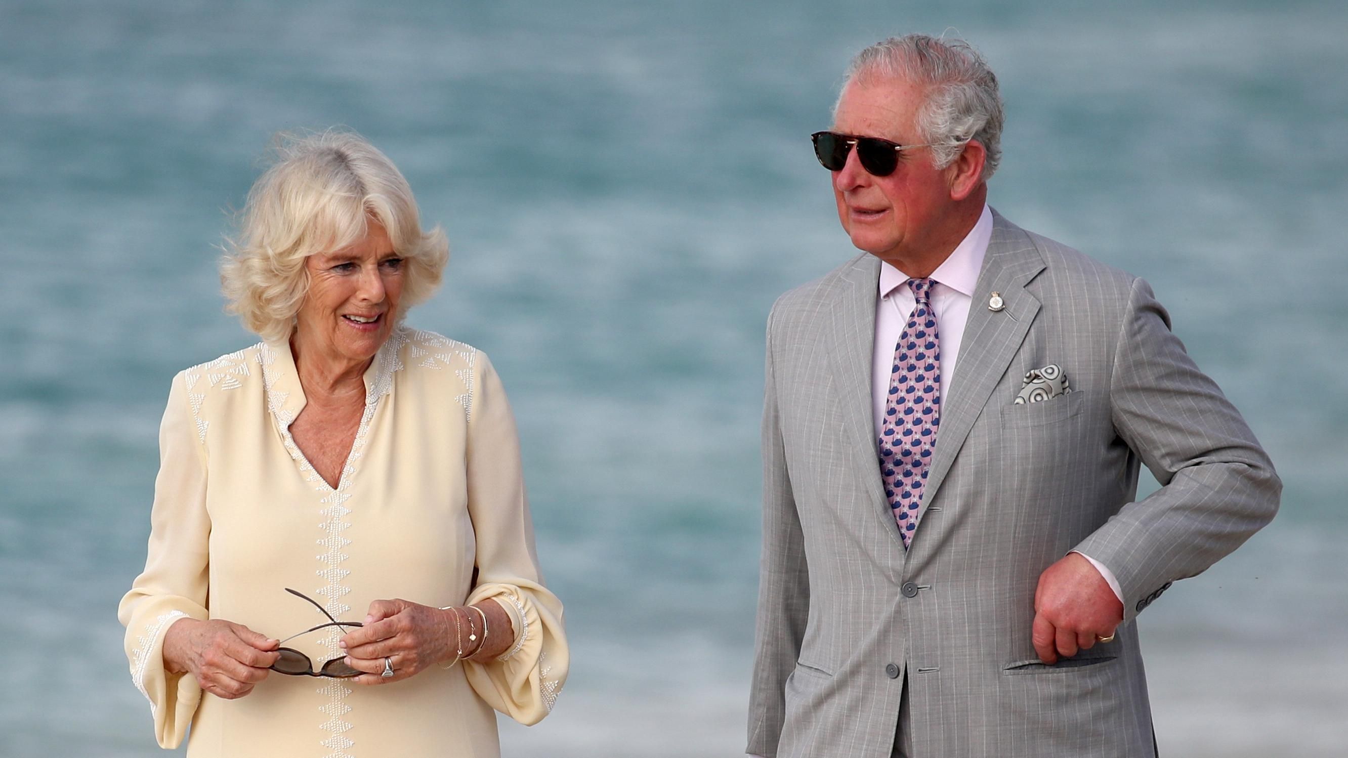 Романтика по-королевски: принц Чарльз и Камилла Паркер-Боулз прогулялись по берегу океана