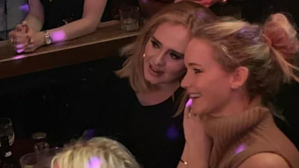 Зіркові подружки Адель і Лоуренс перебрали з алкоголем в гей-барі: кумедне відео Зіркові подружки Адель і Лоуренс перебрали з алкоголем в гей-барі: кумедне відео
