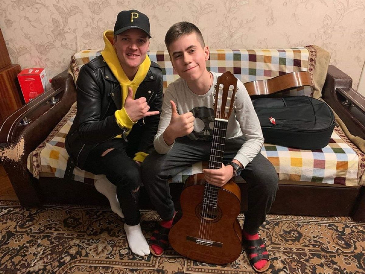 Добро существует. В Киеве хулиганы разбили гитару музыканту, за день в Facebook собрали на новую