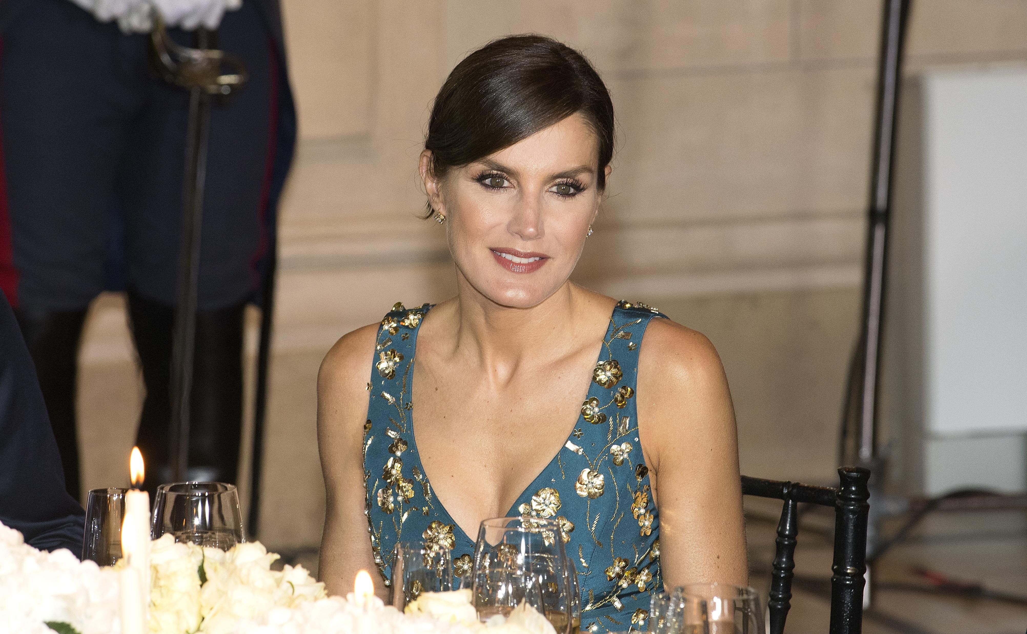 Іспанська королева підкреслила пишні груди у відвертій сукні з декольте: фото Іспанська королева підкреслила пишні груди у відвертій сукні з декольте: фото