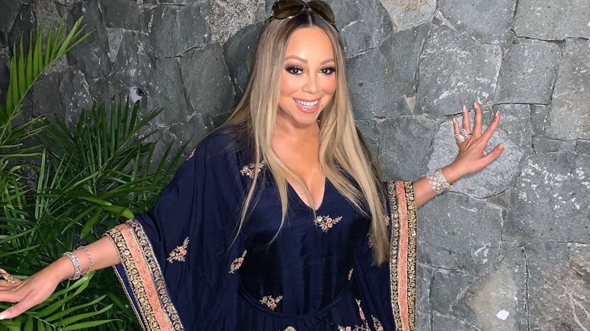 Мэрайя Кэрри подчеркнула пышные формы мини-платьем с декольте: фото Мэрайя Кэрри подчеркнула пышные формы мини-платьем с декольте: фото