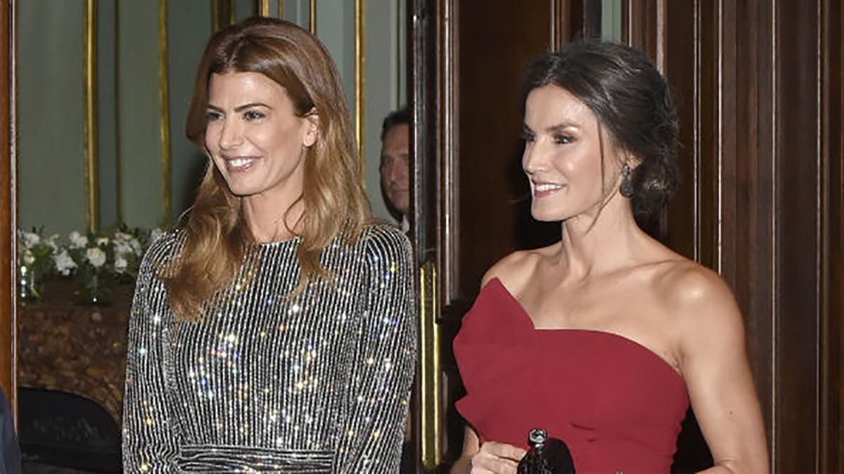 Королева Іспанії оголила плечі в розкішній сукні: фото Королева Іспанії оголила плечі в розкішній сукні: фото