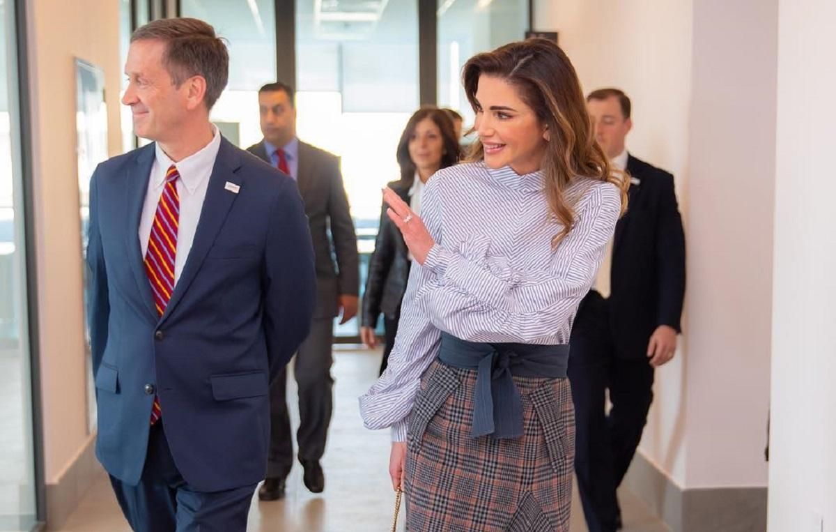 В асимметричной юбке и рубашке: эффектный деловой стиль от королевы Иордании – фото