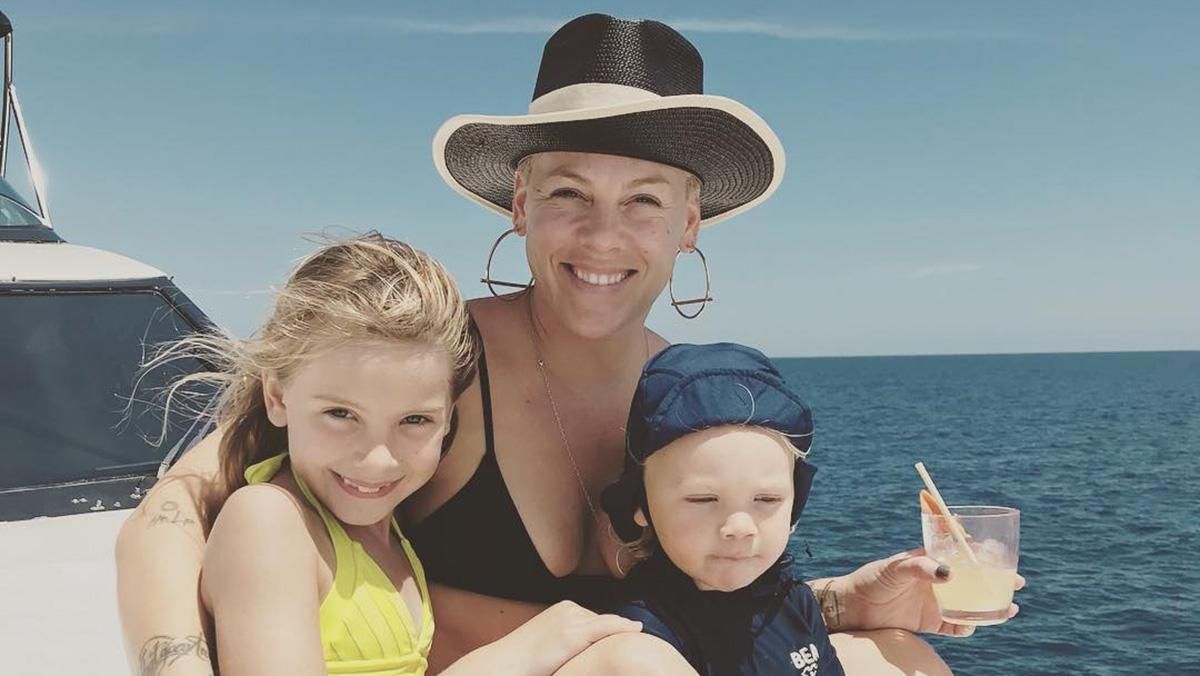 Вы все мне отвратительны, – певица Пинк гневно отреагировала на комментарии хейтеров Вы все мне отвратительны, – певица Пинк гневно отреагировала на комментарии хейтеров