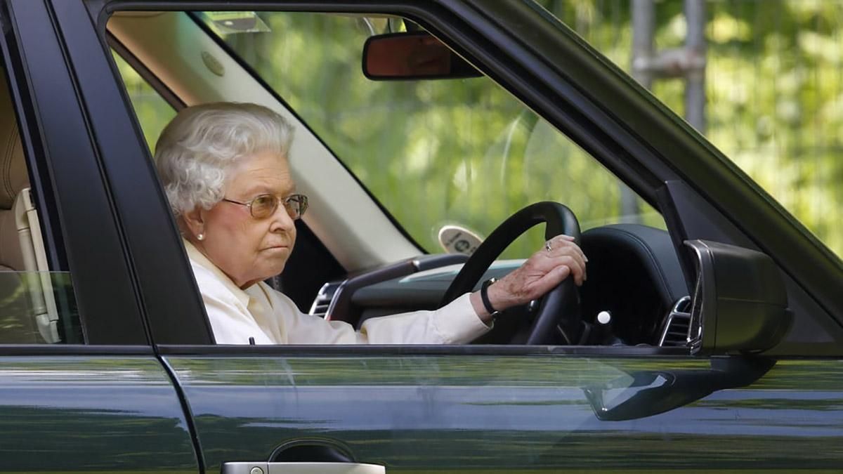 Больше не за рулем: королева Елизавета II приняла неожиданное решение