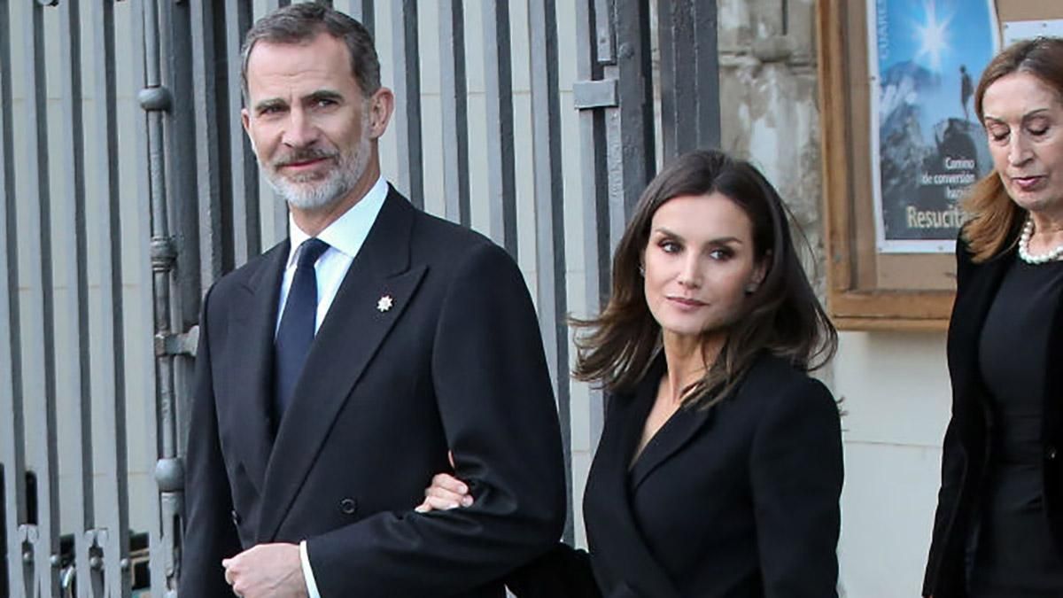 По-королівськи елегантно: чарівна Летиція відвідала жалобний захід По-королівськи елегантно: чарівна Летиція відвідала жалобний захід