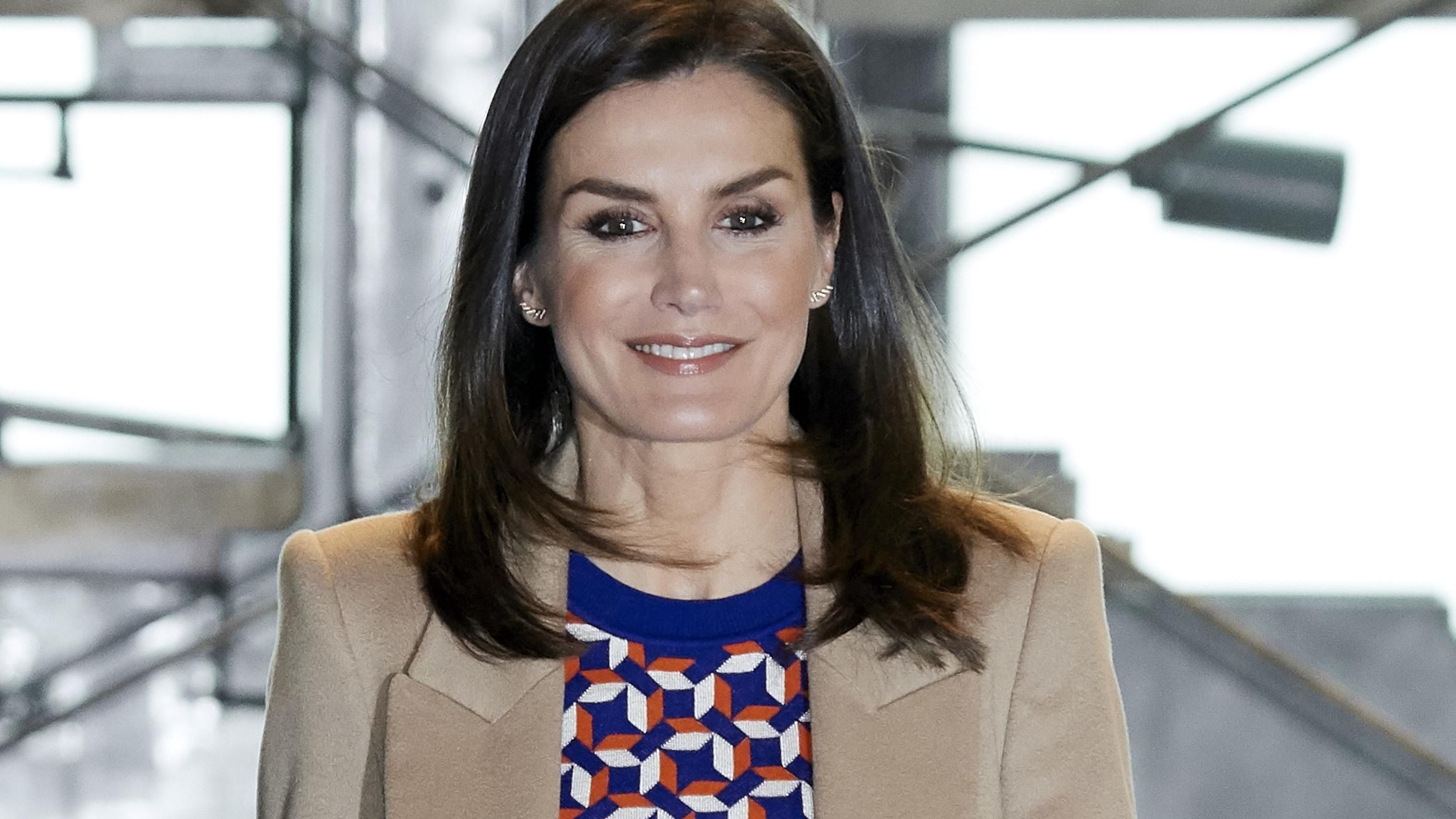 Королева Летиція вчить поєднувати яскраві принти з базовими речами: стильний вихід іспанки Королева Летиція вчить поєднувати яскраві принти з базовими речами: стильний вихід іспанки