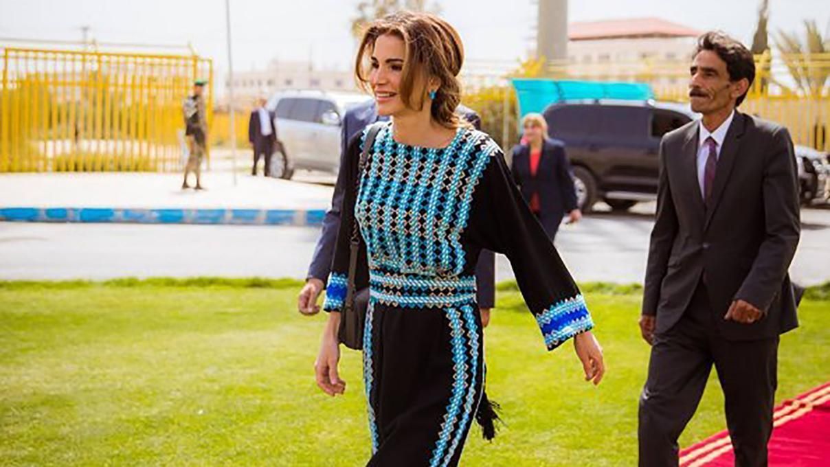 В черно-голубом вышитом платье: королева Рания очаровала эффектным выходом