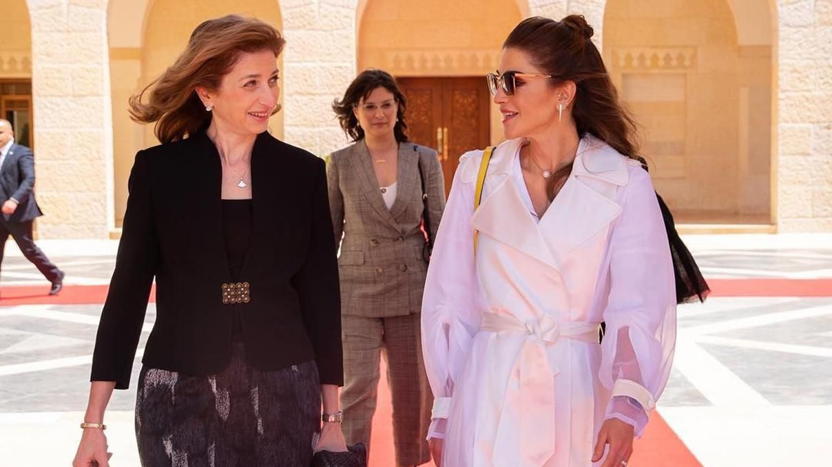 Королева Ранія вразила виходом в незвичайному тренчі: яскраві фото Королева Ранія вразила виходом в незвичайному тренчі: яскраві фото