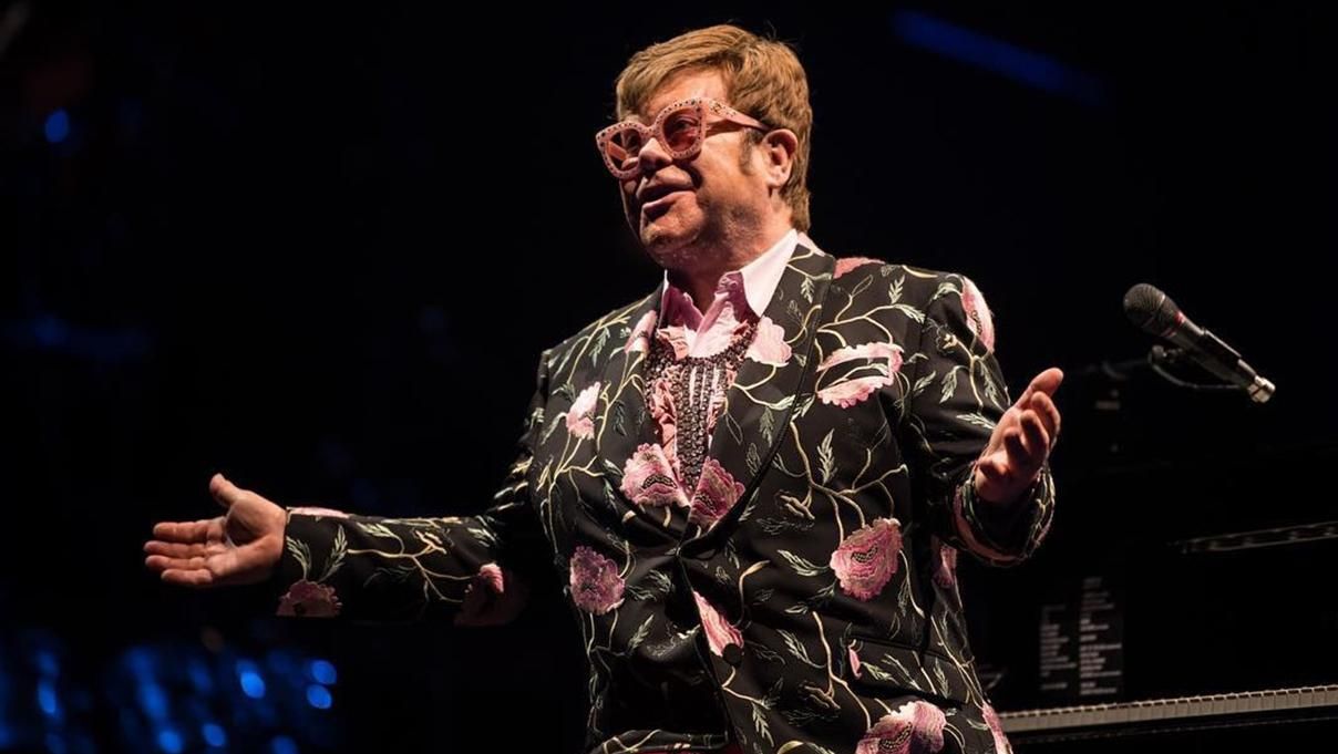 В инвалидной коляске: Элтон Джон шокировал фанатов новостью В инвалидной коляске: Элтон Джон шокировал фанатов новостью