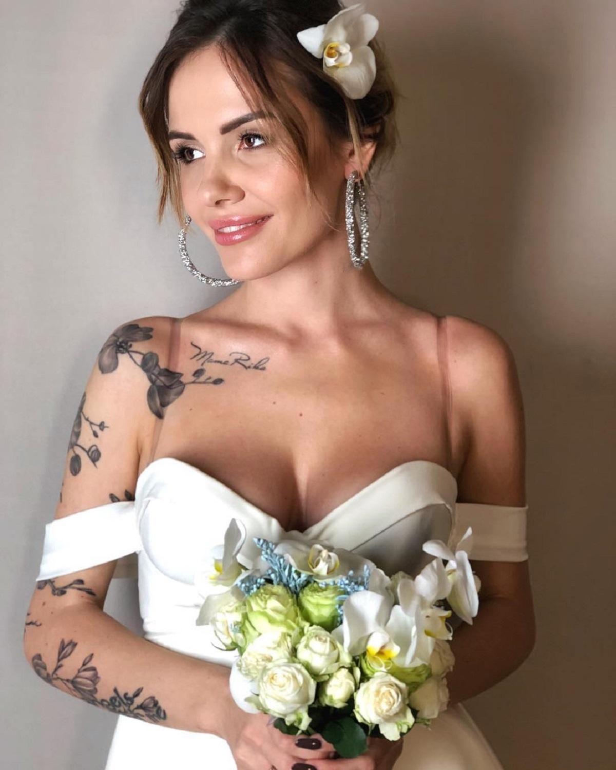 Певица MamaRika посветила бельем в свадебном платье: фото