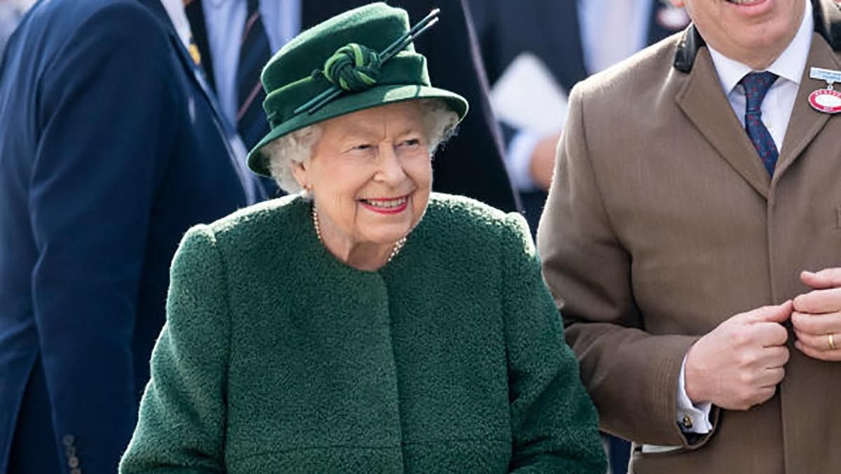 Елизавета II засветила новый яркий образ на скачках: фото Елизавета II засветила новый яркий образ на скачках: фото