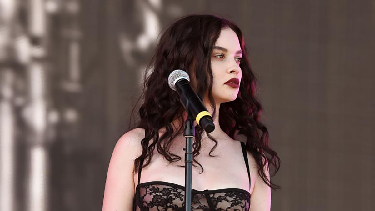 Певица Сабрина Клаудио вышла на сцену в прозрачном комбинезоне: фото 18+