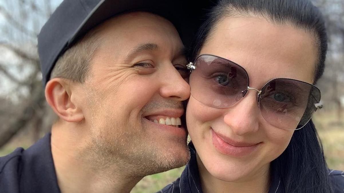 Дружина Сергія Бабкіна показала округлий живіт в атласній сукні: фото Дружина Сергія Бабкіна показала округлий живіт в атласній сукні: фото