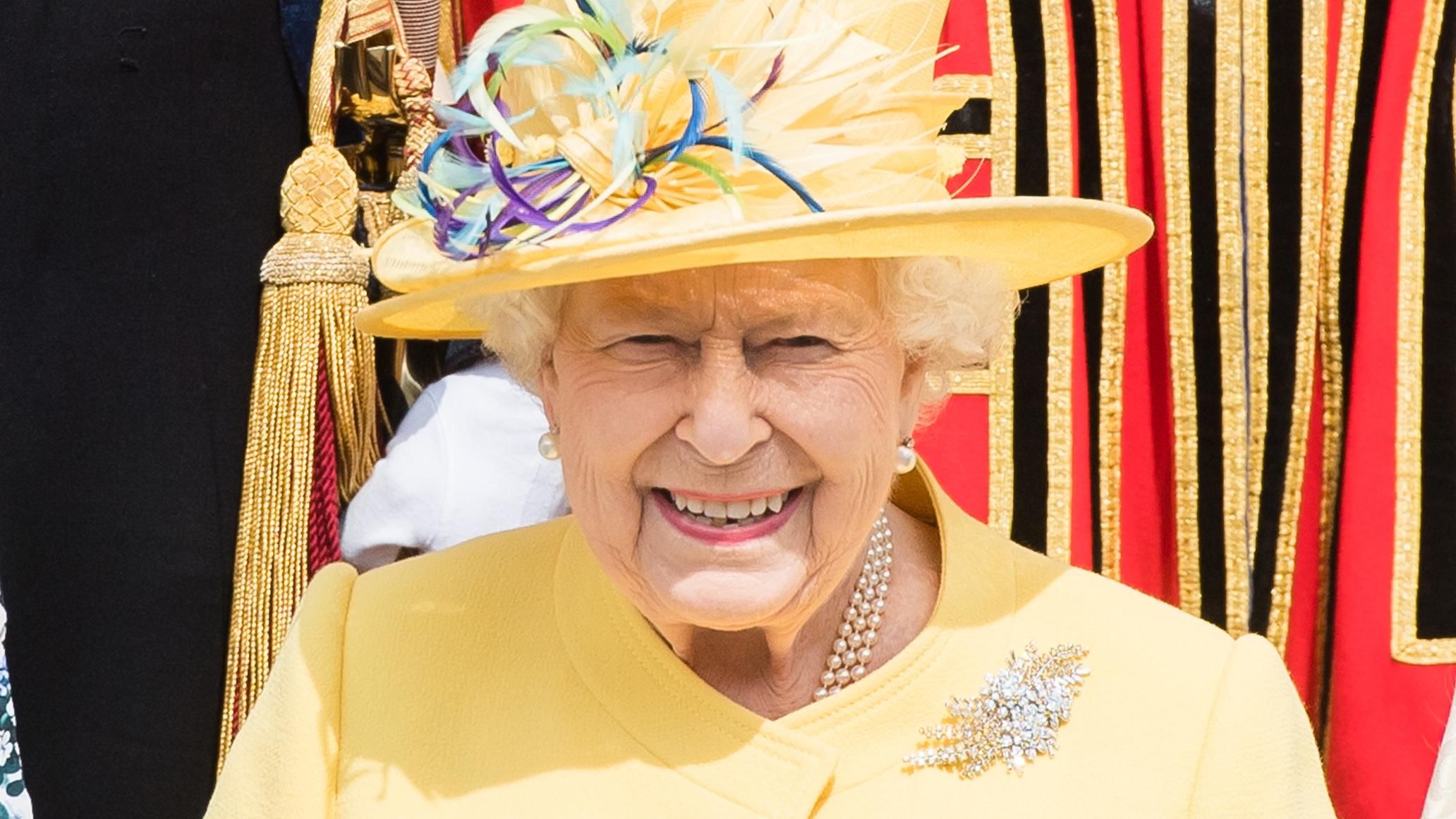 Елизавета II засветила стильный весенний образ: яркие фото Елизавета II засветила стильный весенний образ: яркие фото