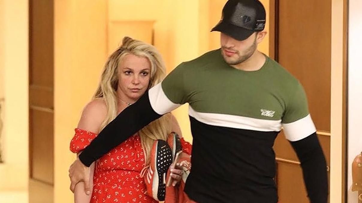 Бритни Спирс выпустили из психбольницы на Пасхальные праздники: фанаты обеспокоены ее состоянием Бритни Спирс выпустили из психбольницы на Пасхальные праздники: фанаты обеспокоены ее состоянием