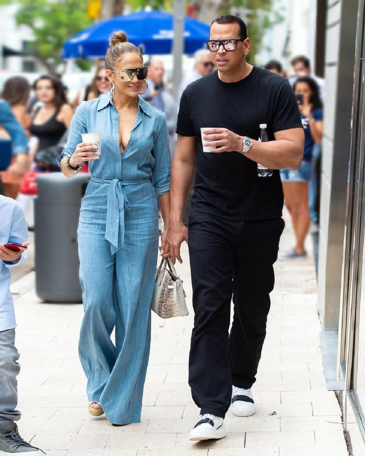 Як стильно носити джинсовий комбінезон: приклад Дженніфер Лопес Як стильно носити джинсовий комбінезон: приклад Дженніфер Лопес