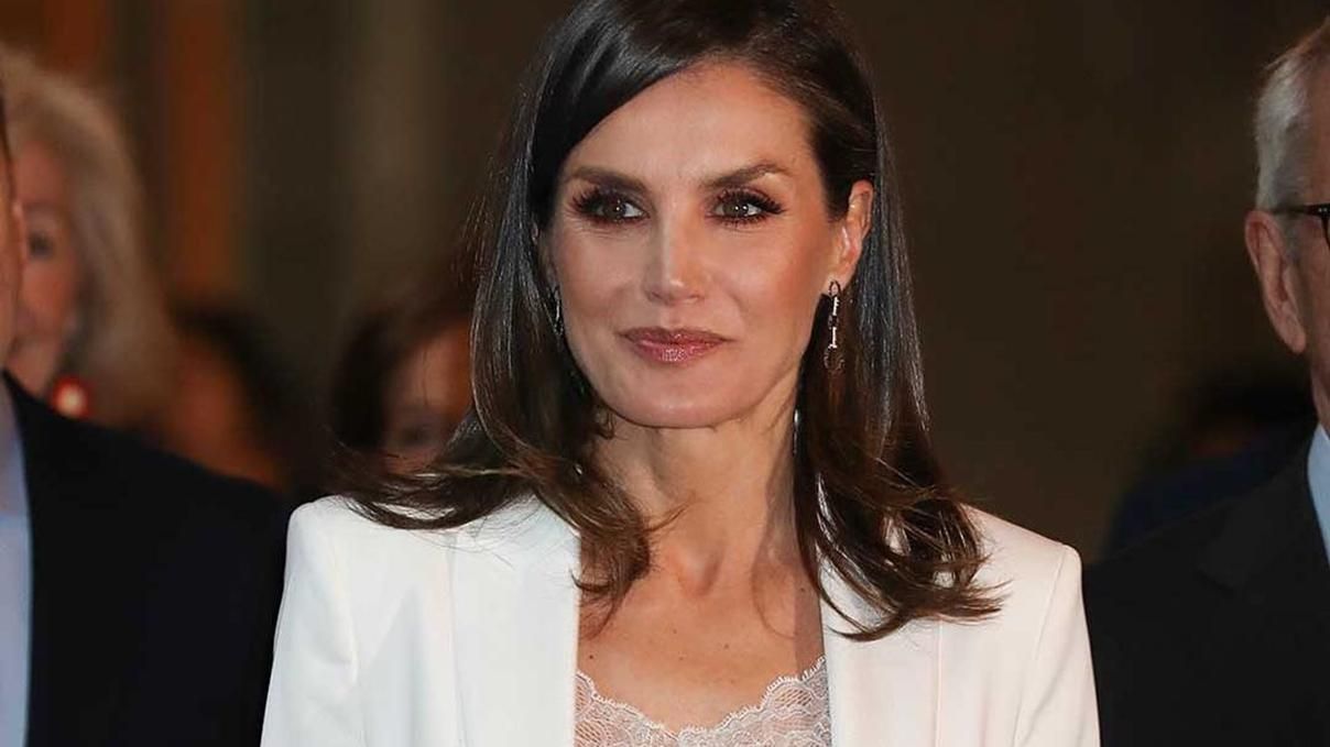 Королева Летиція демонструє класичний образ: білий верх, чорний низ Королева Летиція демонструє класичний образ: білий верх, чорний низ