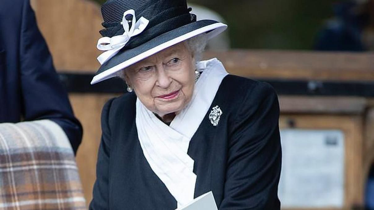 Вся в черном: Елизавета II удивила необычным образом Вся в черном: Елизавета II удивила необычным образом